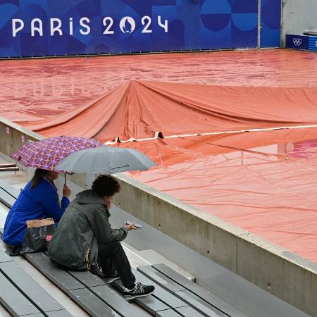 Quadra de Roland Garros molhada por causa da chuva nas Olimpíadas de Paris 2024