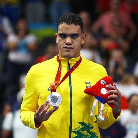 Wendell Belarmino com a medalha de prata dos 50m livre S11