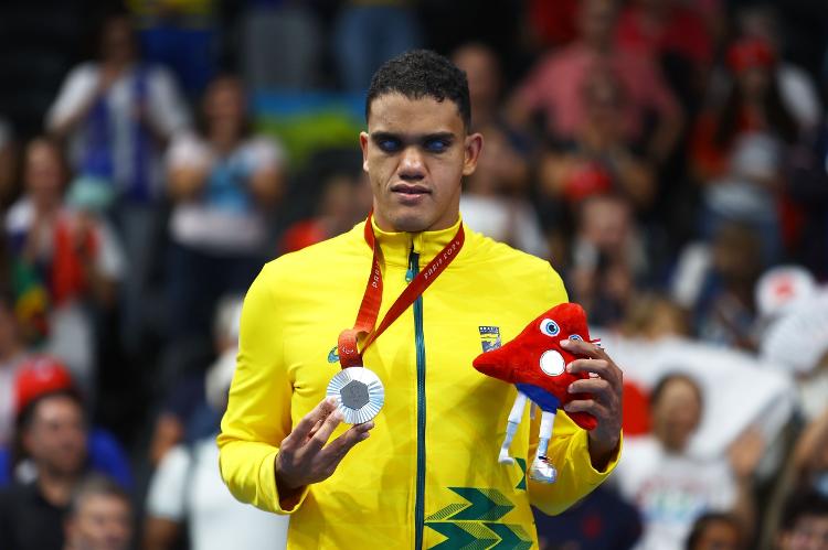 Wendell Belarmino com a medalha de prata dos 50m livre S11 das Paralimpíadas