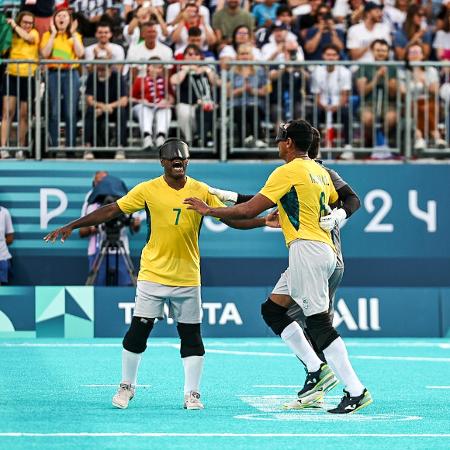 Jogadores brasileiros celebram gol contra a Turquia no futebol de cegos nas Paralimpíadas 2024