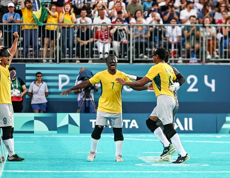 Jogadores brasileiros celebram gol contra a Turquia no futebol de cegos nas Paralimpíadas 2024