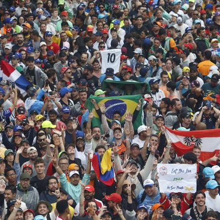 Torcedores durante a cerimônia do pódio no GP de São Paulo da Fórmula 1 - Miguel Schincariol / AFP