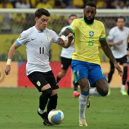 Gerson e Pellistri em ação durante jogo entre Brasil e Uruguai pelas Eliminatórias