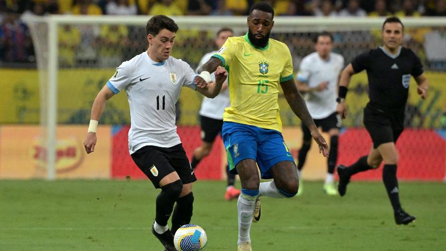 Gerson e Pellistri em ação durante jogo entre Brasil e Uruguai pelas Eliminatórias