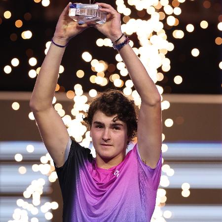 João Fonseca com o troféu do ATP Next Gen Finals de 2024