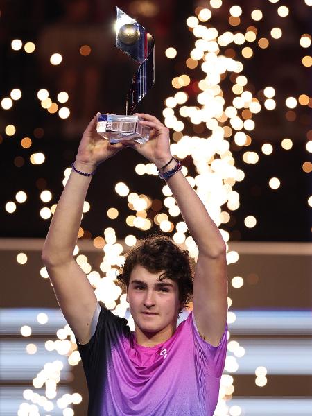 João Fonseca com o troféu do ATP Next Gen Finals de 2024