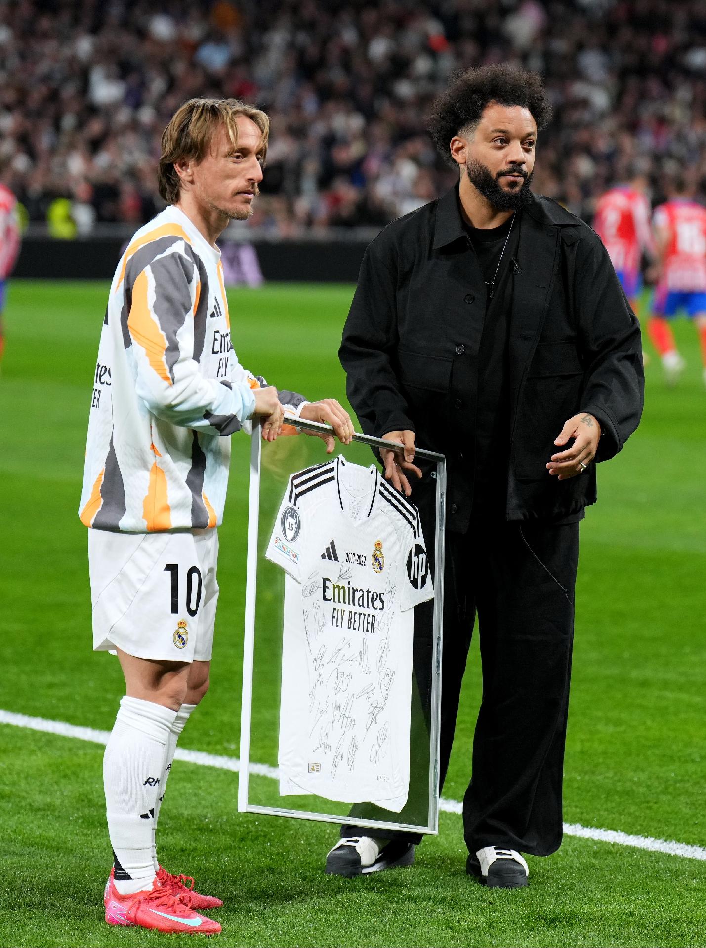 Marcelo é homenageado no Santiago Bernabéu e recebe camisa de Modric