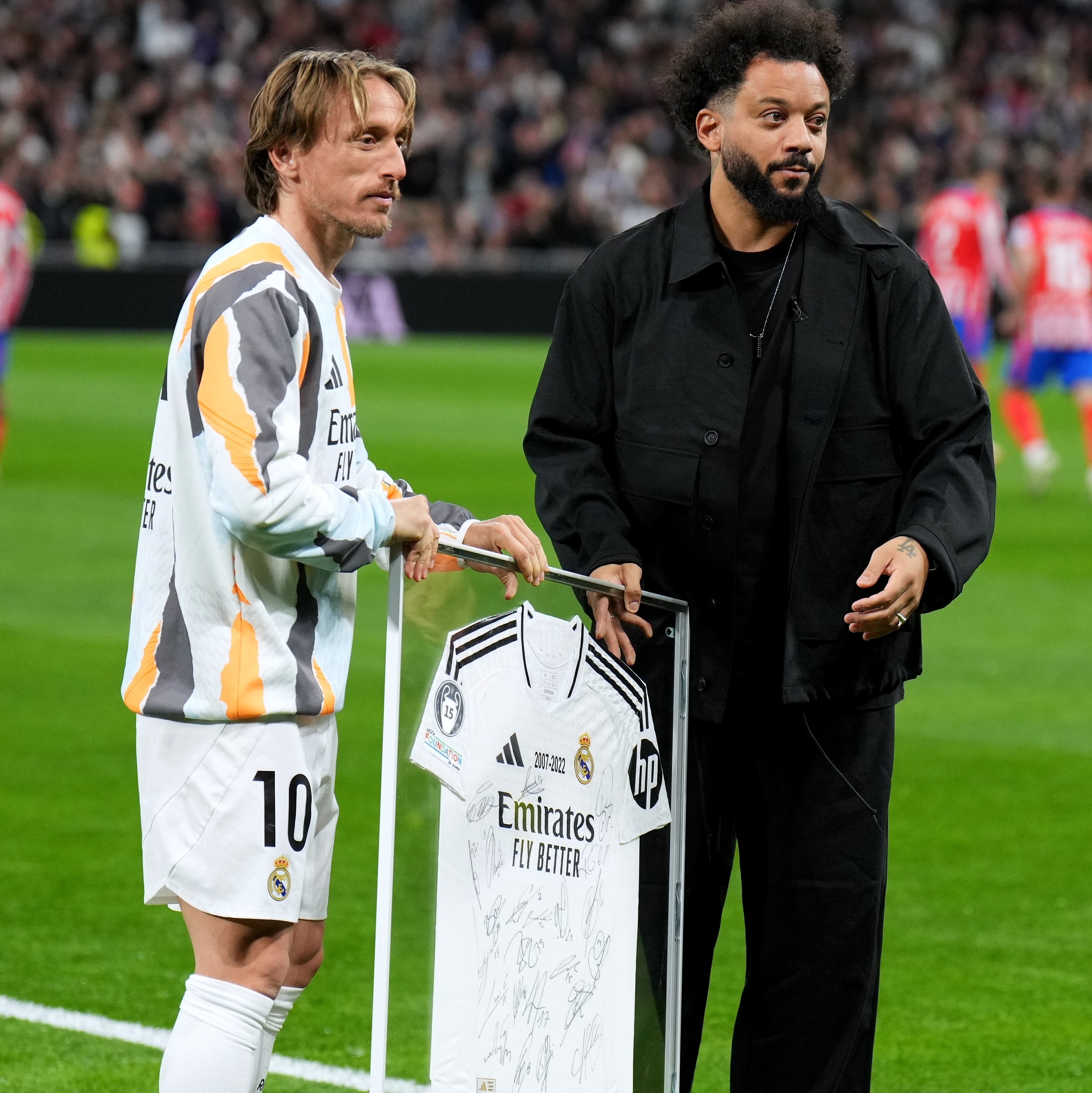 Marcelo é homenageado no Santiago Bernabéu e recebe camisa de Modric