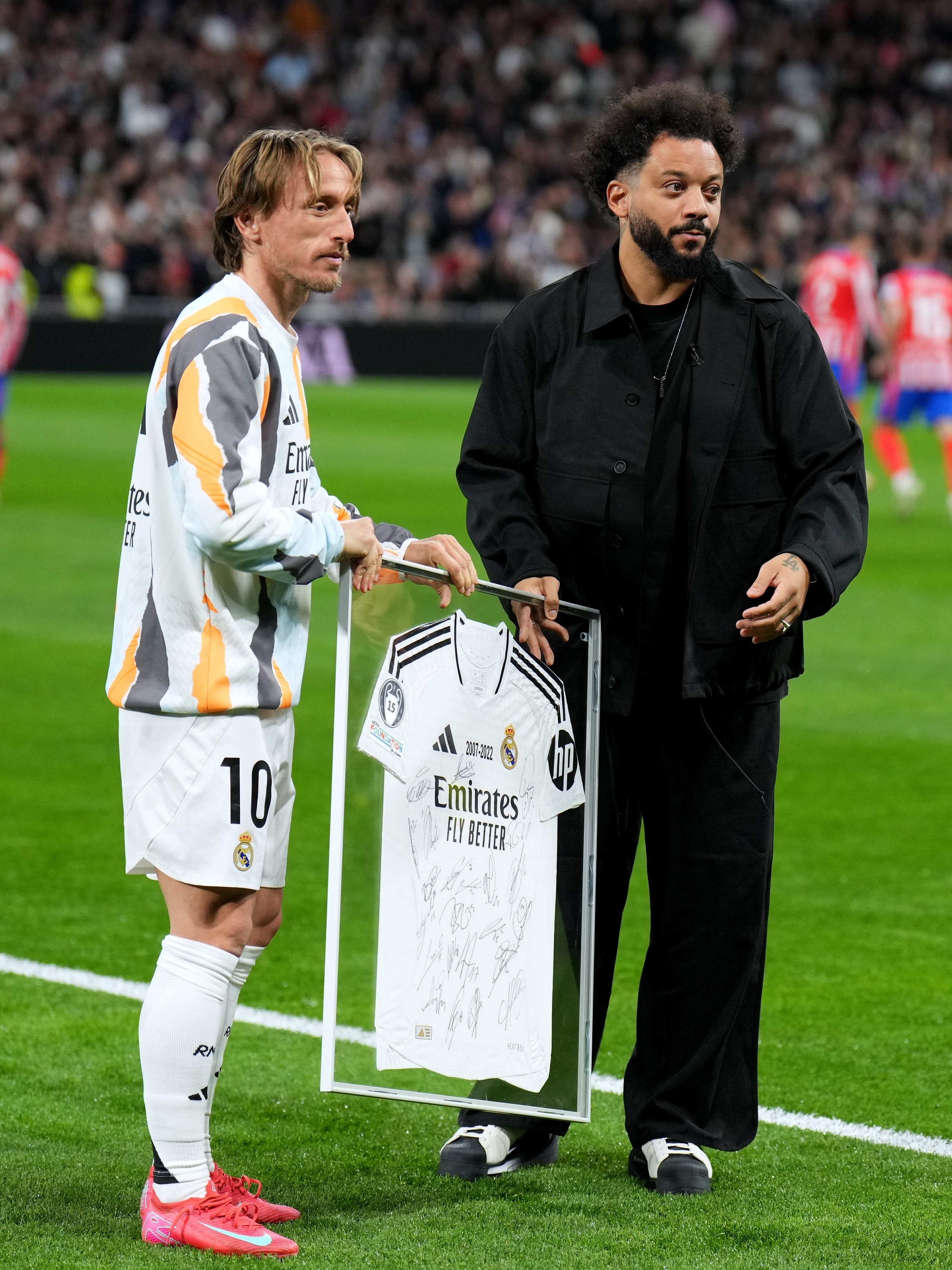 Marcelo é homenageado no Santiago Bernabéu e recebe camisa de Modric