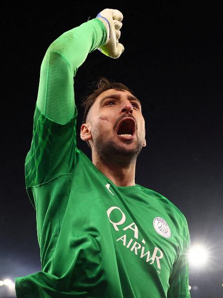 Goleiro da equipe francesa esfriou reação dos ingleses com dois milagres em sequência Goleiro da equipe francesa esfriou reação dos ingleses com dois milagres em sequência
