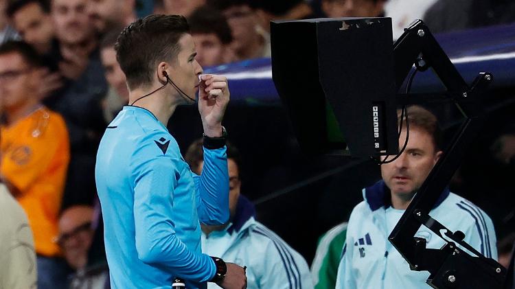 Árbitro François Letexier checa o VAR durante jogo entre Real Madrid e Arsenal na Champions Árbitro François Letexier checa o VAR durante jogo entre Real Madrid e Arsenal na Champions
