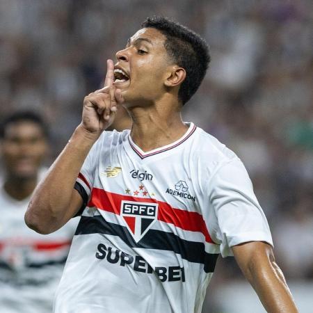 Ryan Francisco celebra gol em Ceará x São Paulo, duelo do Brasileirão