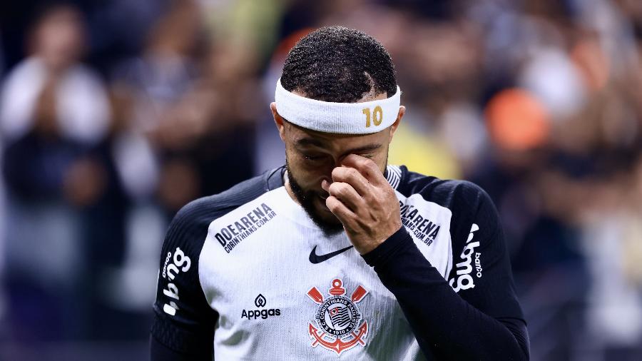 Memphis Depay se lamenta durante Corinthians x América de Cali, jogo da Sul-Americana