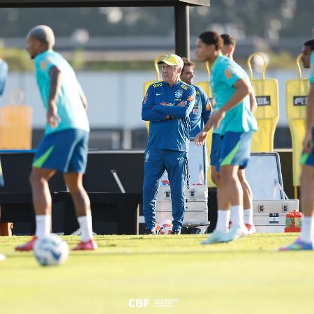 Carlo Ancelotti durante treino da seleção brasileira Carlo Ancelotti durante treino da seleção brasileira