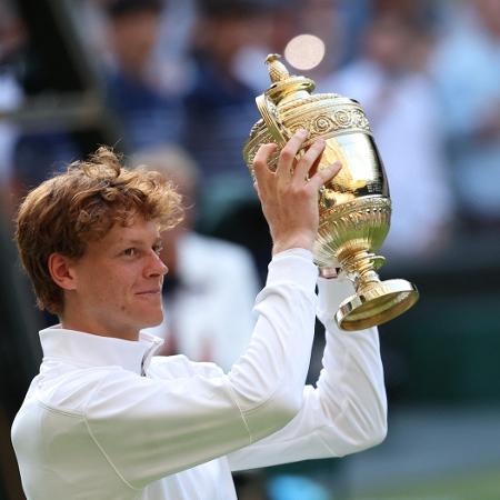 Jannik Sinner com o troféu de Wimbledon em 2025 Jannik Sinner com o troféu de Wimbledon em 2025