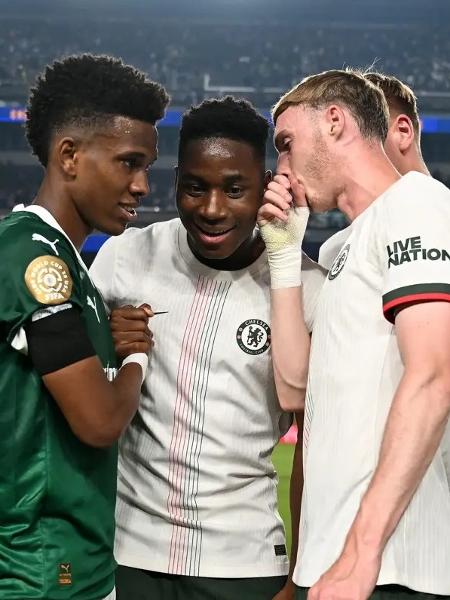 Estêvão com novos parceiros de Chelsea, durante jogo contra Palmeiras no Mundial Estêvão com novos parceiros de Chelsea, durante jogo contra Palmeiras no Mundial