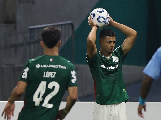 Joia do Palmeiras tenta convencer Abel a largar improviso na lateral