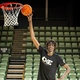 Jovem de 18 anos mede 2,29 m, bate Wembanyama e j&aacute; chama aten&ccedil;&atilde;o da NBA