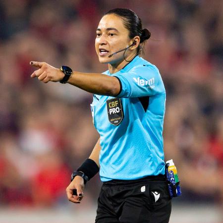 A árbitra Edina Alves Batista, em jogo da Copa do Brasil 2026
