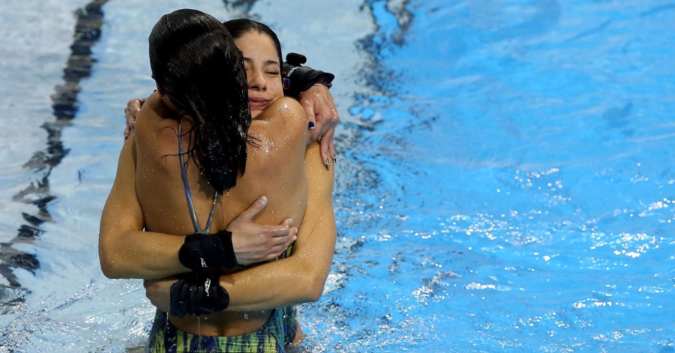 Ingrid de Oliveira e Giovana Pedroso comemoram a medalha de prata conquistada na plataforma de 10m dos saltos ornamentais