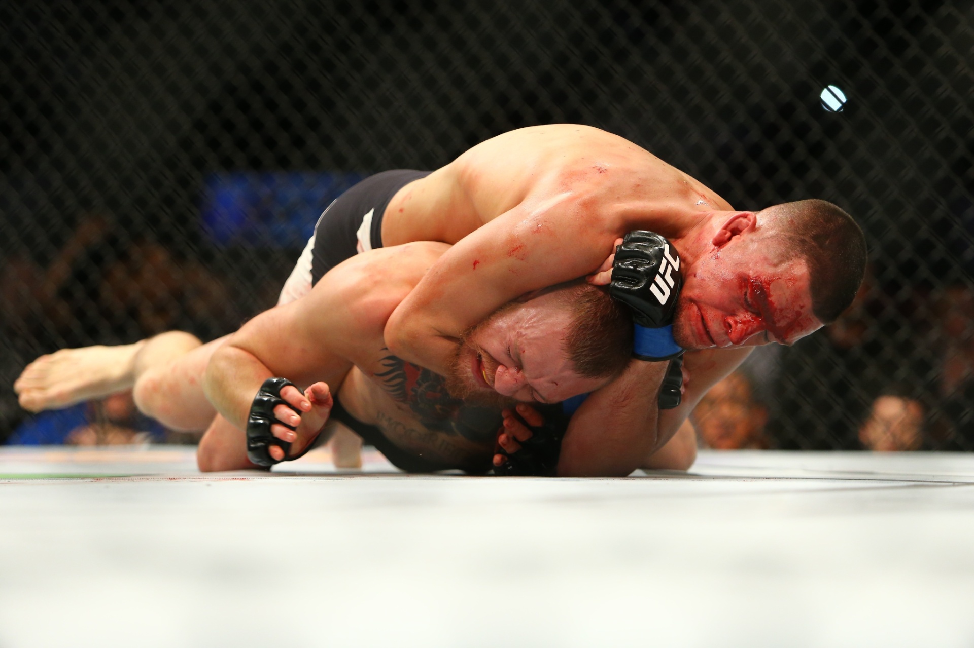 Nate Diaz encaixa o estrangulamento que acabou com a invencibilidade de McGregor no UFC - Rey Del Rio/Getty Images/AFP