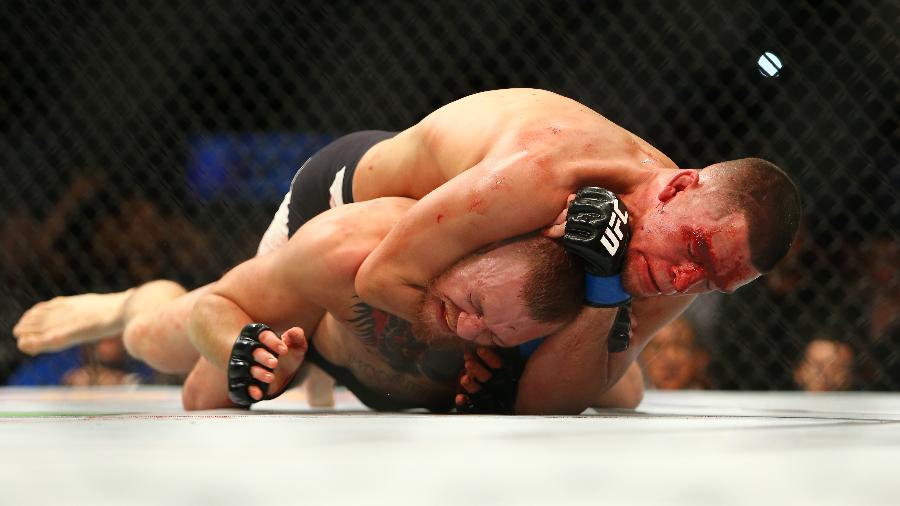 Nate Diaz com o estrangulamento que acabou com a invencibilidade de McGregor no UFC - Rey Del Rio/Getty Images/AFP