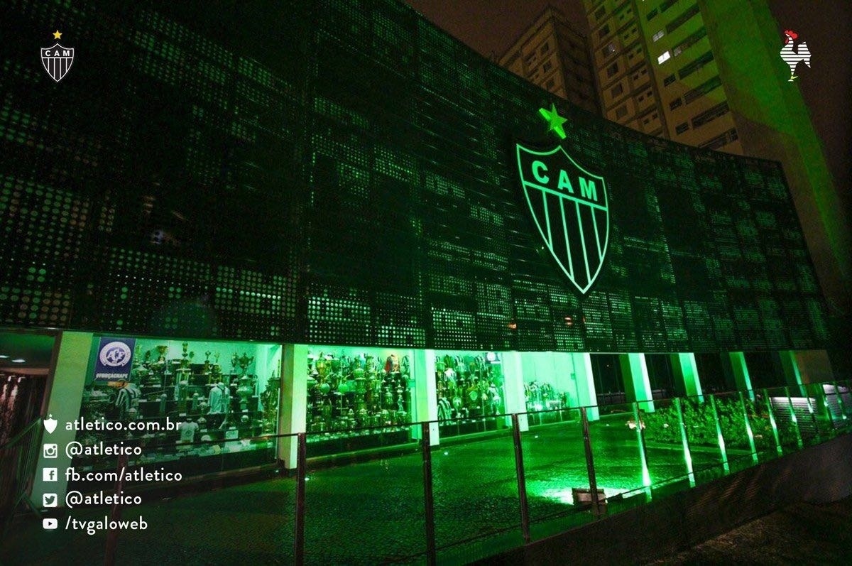 Atlético-MG deixou sua sede com a coloração verde em homenagem à Chapecoense - Divulgação