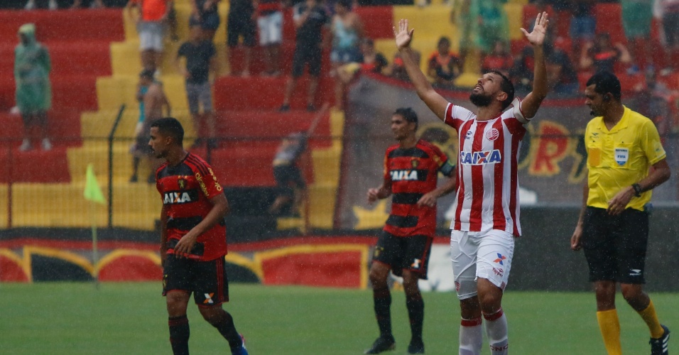 Marco Antônio comemora gol marcado pelo Náutico contra o Sport na Ilha do Retiro