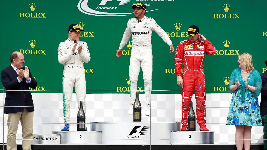 Lewis Hamilton comemora sua vitória no Grande Prêmio da Inglaterra - Jason Cairnduff/Reuters