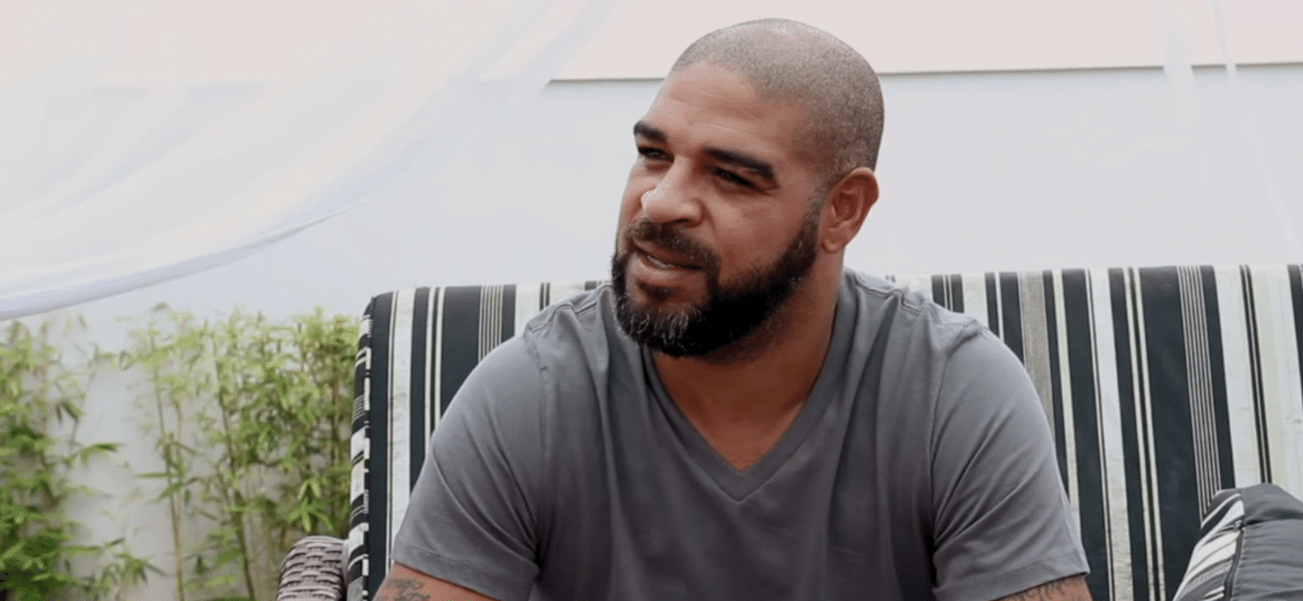 Adriano em entrevista a um canal de YouTube; Imperador é desejo de consumo do Flamengo - reprodução/YouTube
