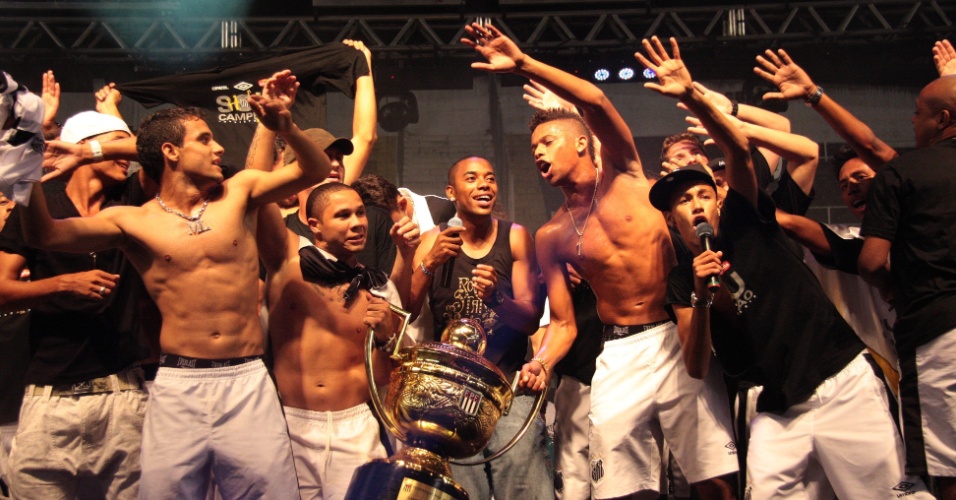 Neymar comanda a festa do Santos após o título paulista de 2010, conquistado em cima do Santo André