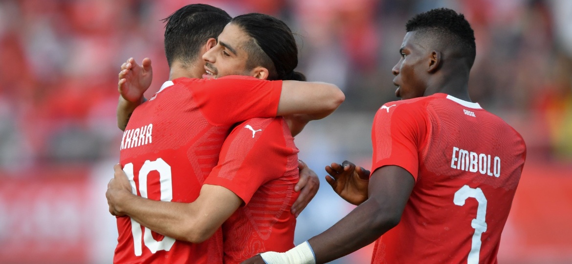 Ricardo Rodriguez marca contra o Japão e é celebrado pelos companheiros da seleção suiça - FABRICE COFFRINI/AFP