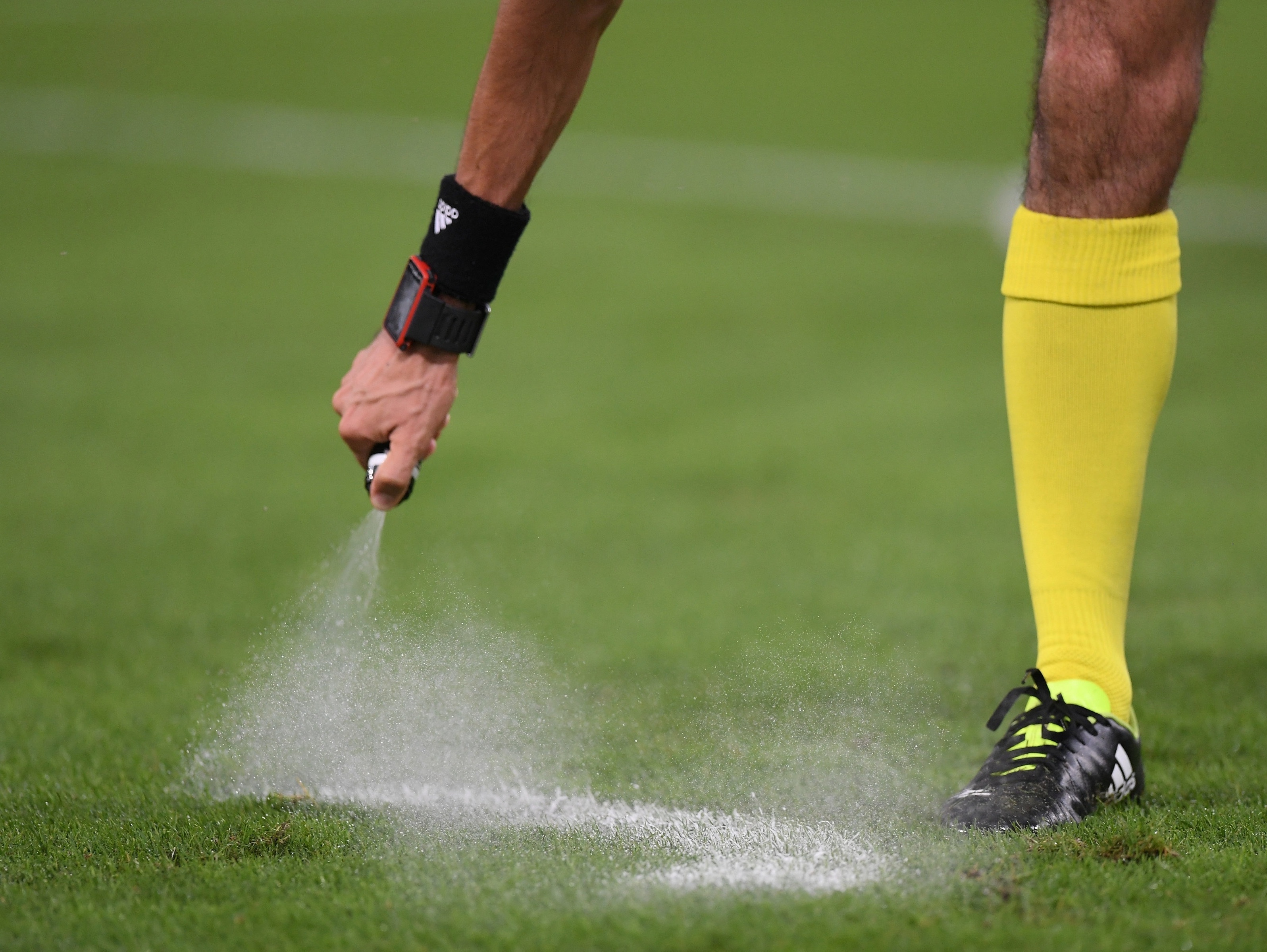 Caso da Spuni: Fifa reafirma que spray não entrou na regra em inglês e diz  desconhecer livro da IFAB, futebol