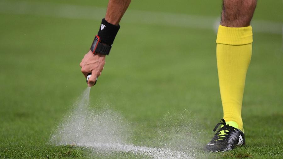 Spray de barreira em jogos oficiais foi inventado e patenteado por um brasileiro - REUTERS/Alberto Lingria