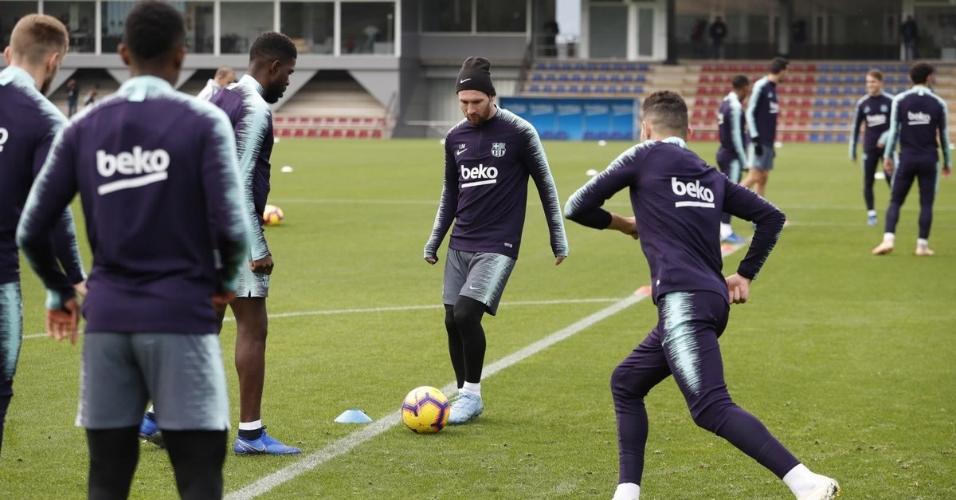 Lionel Messi participa de treino do Barcelona