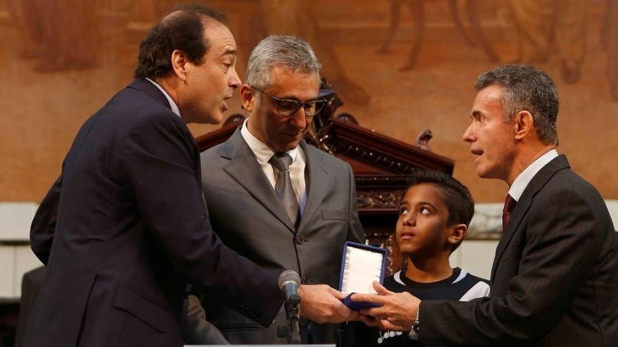 Chiquinho (d) em cerimônia na Alerj com o ex-presidente do Vasco, Campello (c), e o atual vice-geral, Osório (e) - Rafael Ribeiro/Vasco