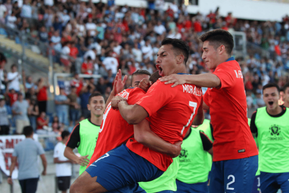 Morales comemora gol do Chile contra o Brasil