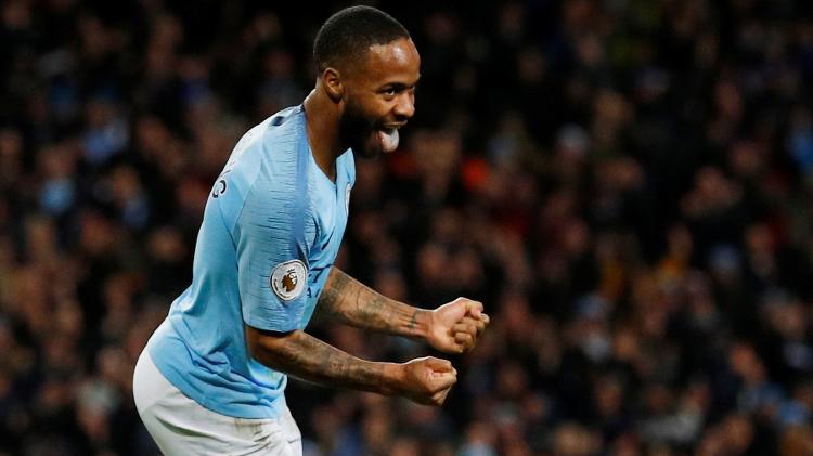 Sterling comemora o sexto gol do Manchester City sobre o Chelsea - Phil Noble/Reuters - Phil Noble/Reuters