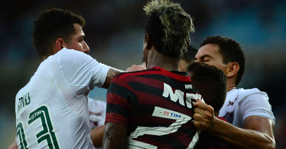 Jogadores brigam durante Flamengo x Fluminense