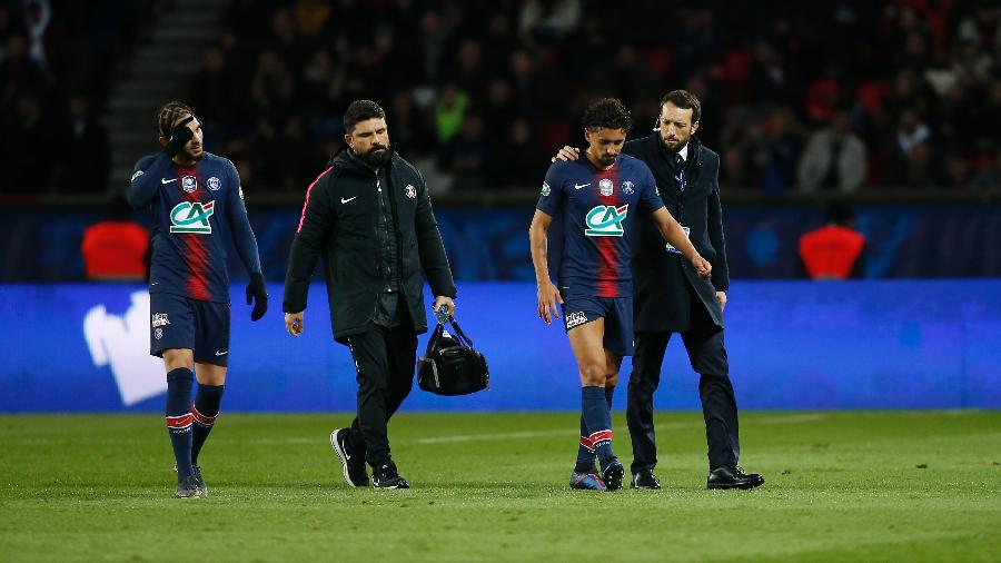 Marquinhos deixa o campo machucado durante a partida entre PSG e Nantes - Paris Saint-Germain Football/PSG via Getty Images