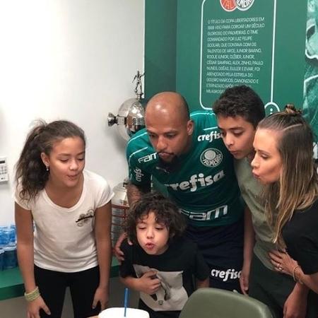 Felipe Melo ao lado da mulher e dos filhos no CT do Palmeiras  - Reprodução 