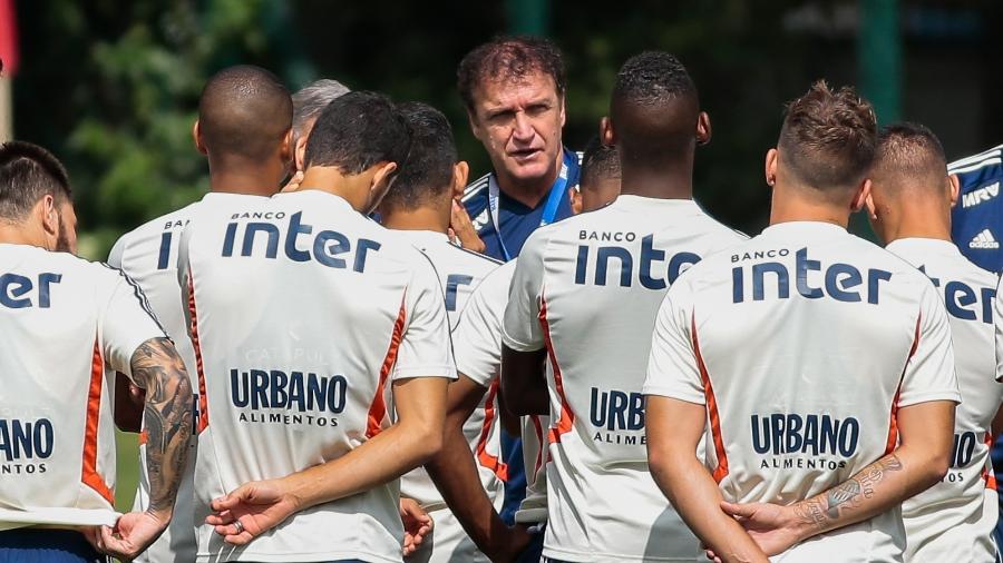 Técnico Cuca conversa com jogadores do São Paulo durante treino no CT da Barra Funda - Marcello Zambrana/AGIF