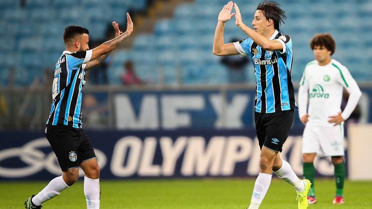 Pedro Geromel, jogador do Grêmio, comemora seu gol com Matheus Henrique durante partida contra a Chapecoense pelo Campeonato Brasileiro - Pedro H. Tesch/AGIF - Pedro H. Tesch/AGIF
