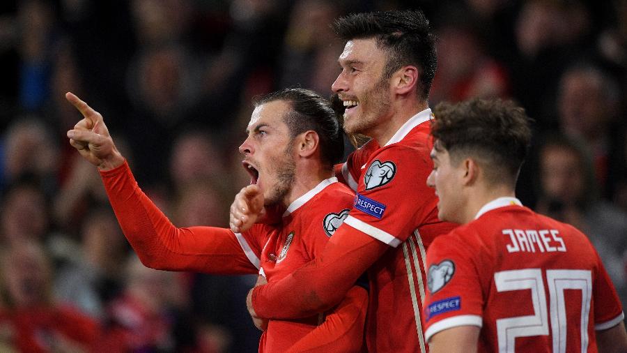 Gareth Bale (à esquerda) comemora após marcar para País de Gales nas Eliminatórias para a Eurocopa - Harry Trump/Getty Images