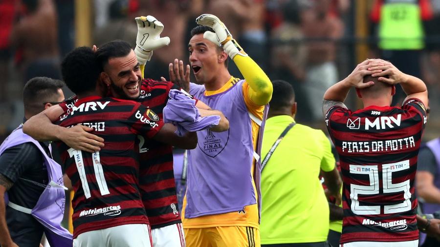 Pablo Mari e Vitinho comemoram conquista da Libertadores - Pilar Olivares/Reuters