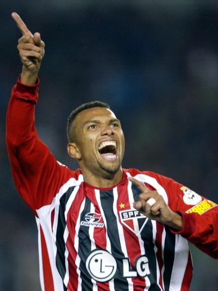 Amoroso comemora gol do São Paulo contra o River Plate em 2005 - Ali Burafi/AFP