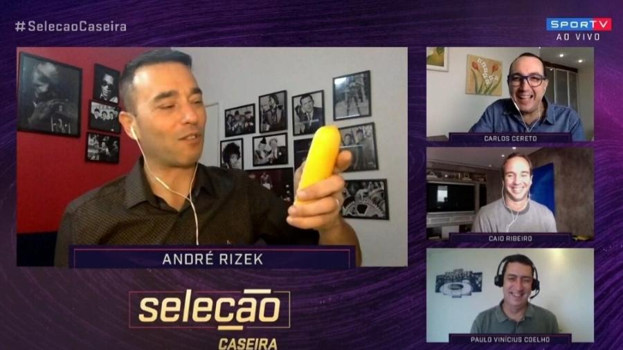 André Rizek atente telefone durante o Seleção SporTV, um dos problemas durante o home office - Reprodução/SporTV