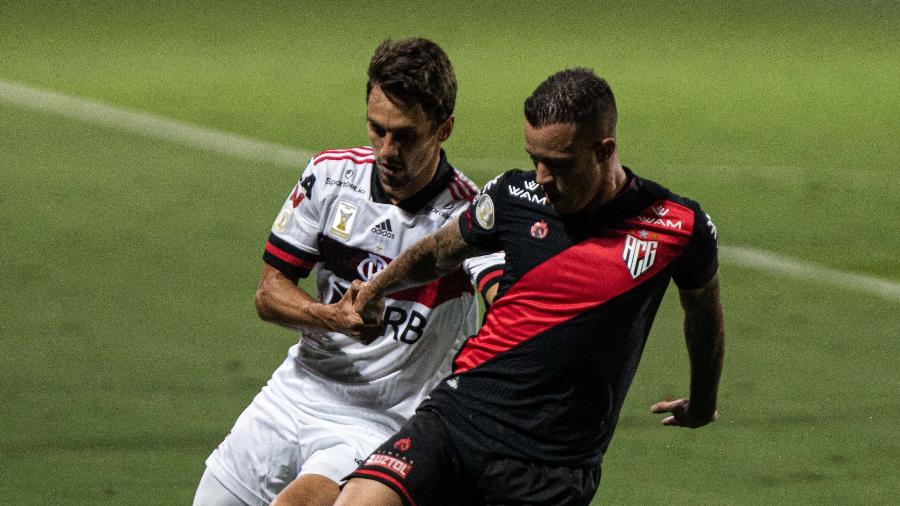 Rodrigo Caio e Ferrareis disputam bola durante Atlético-GO x Flamengo, pelo Brasileirão 2020 - Heber Gomes/AGIF