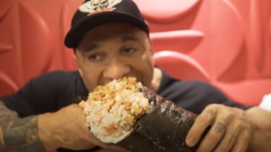 Fabio Giga, fisiculturista, devora temaki de 2kg como refeição pós-treino. Vídeos assim têm viralizado no YouTube - Reprodução/YouTube