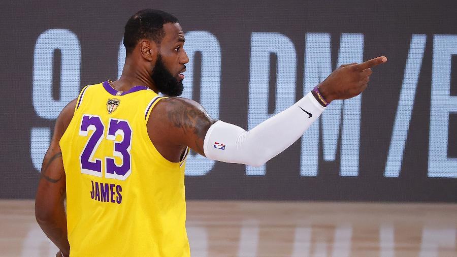 Norte-americano não avisou Lakers sobre ida a um evento realizado ao ar livre com dezenas de convidados - Kevin C. Cox/AFP